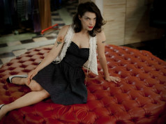 bárbara eugênia lança duas faixas de Frou Frou