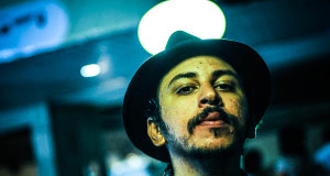 Juvenil Silva lança a inédita "Artista Total". Faixa irá fazer parte de projeto paralelo a sua carreira, gravado descompromissadamente com seus amigos.